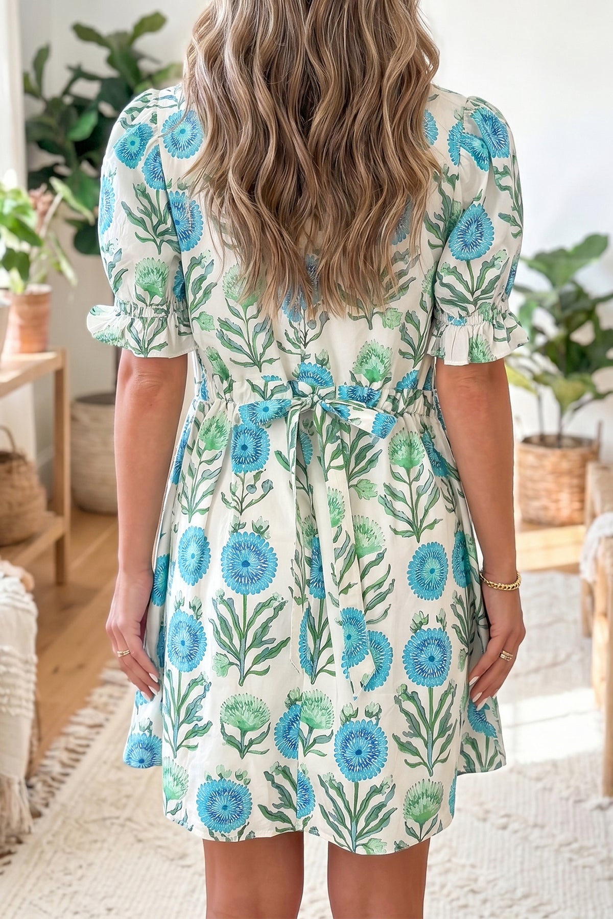 Robe bleu ciel imprimé floral à demi-boutons et manches courtes volantées