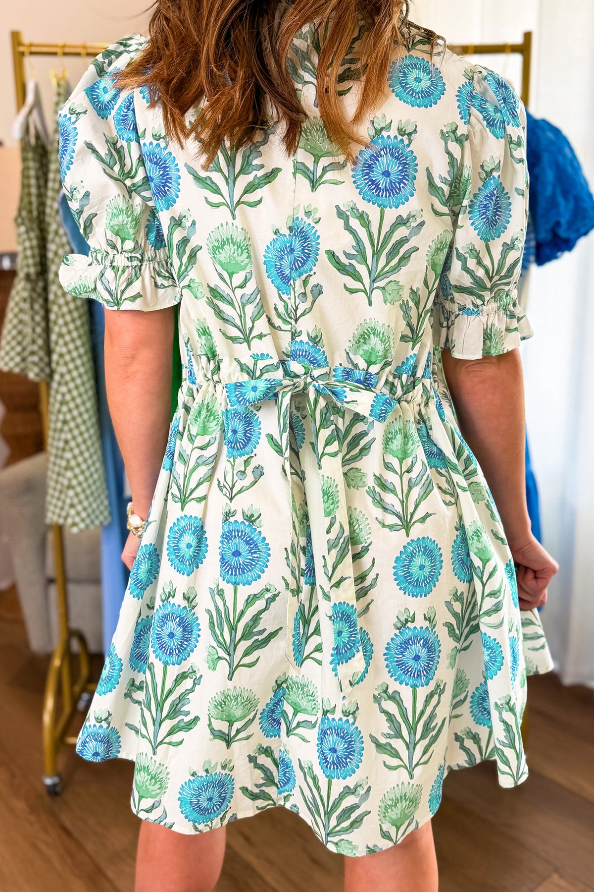 Robe bleu ciel imprimé floral à demi-boutons et manches courtes volantées