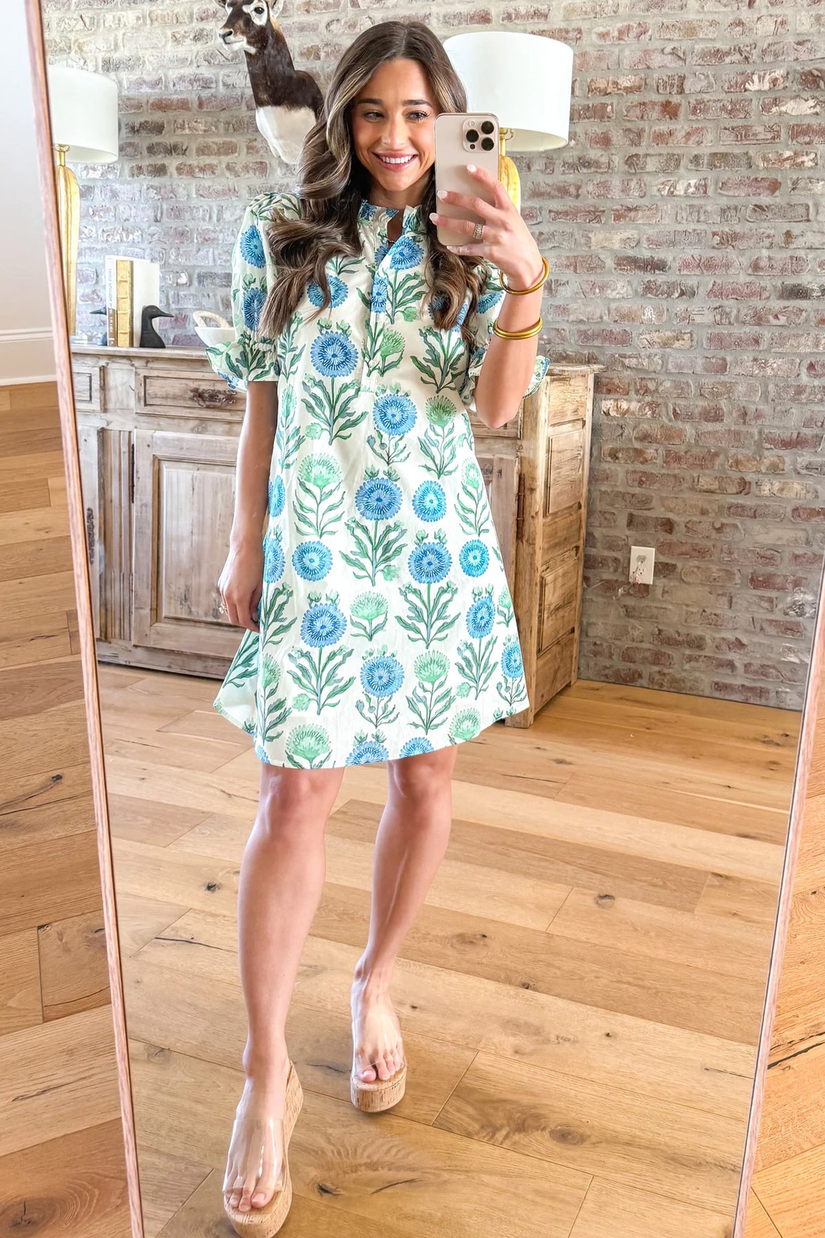 Robe bleu ciel imprimé floral à demi-boutons et manches courtes volantées