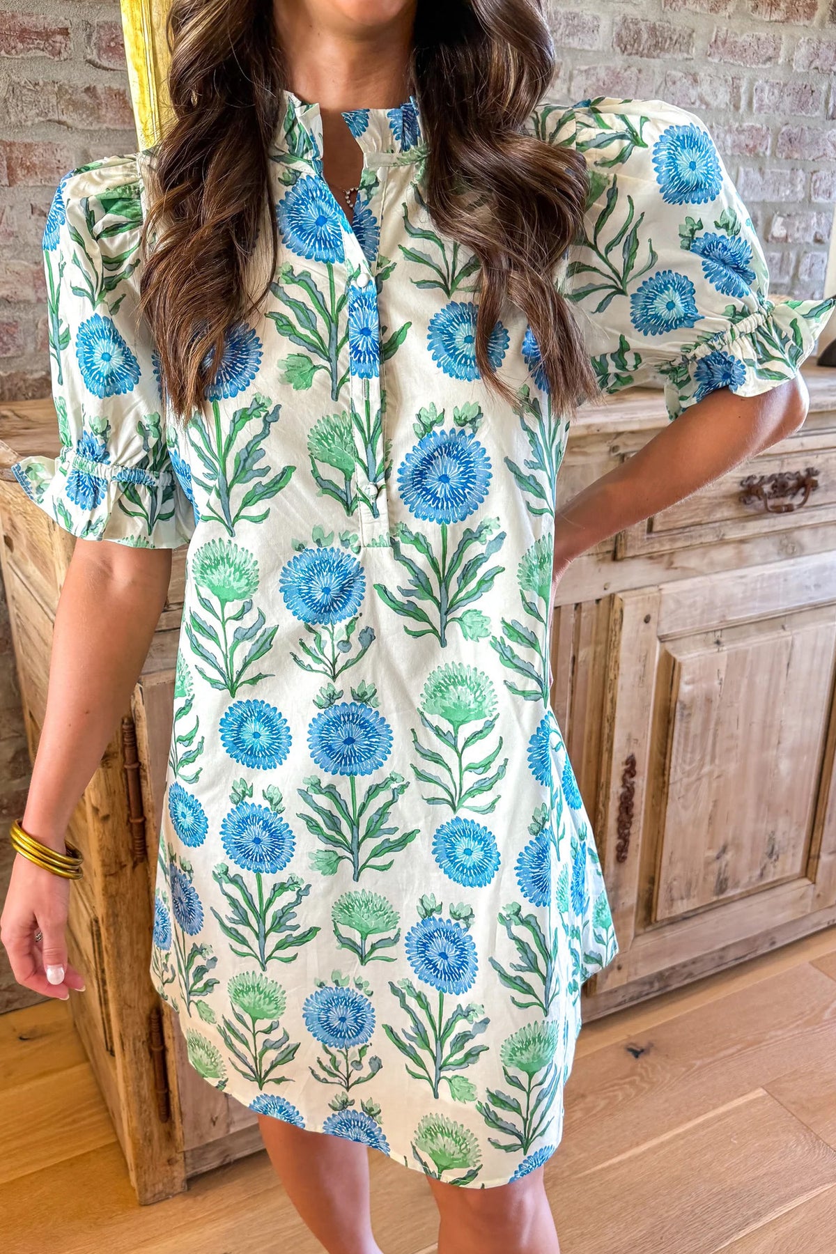 Robe bleu ciel imprimé floral à demi-boutons et manches courtes volantées